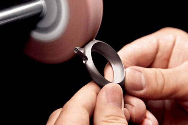 穩(wěn)達(dá)時手表定制廠家表殼打磨