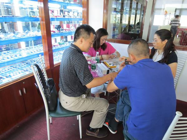 【手表定制案例】深圳手表廠家與客戶詳談