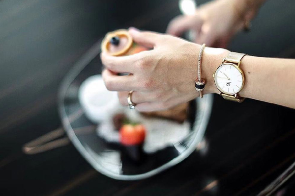 廠家直銷優(yōu)質(zhì)男女石英手表 機(jī)械防水手表