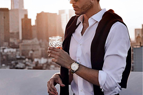 都市白領(lǐng)愛戴不論是約會還是商務(wù)都時髦