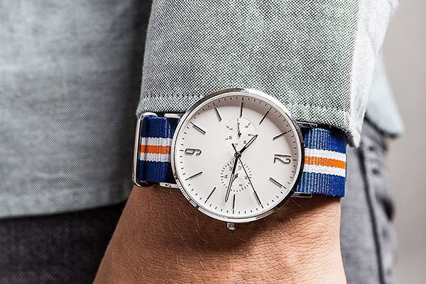 簡約潮男佩戴非主流款式手表