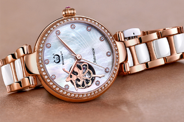 高檔女士陶瓷商務(wù)佩戴更合適