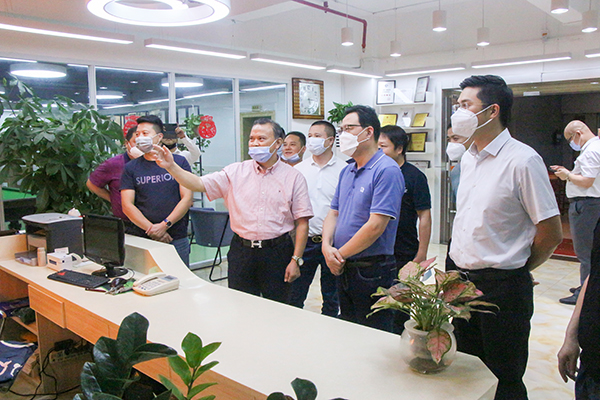 穩(wěn)達(dá)時(shí)唐總向家鄉(xiāng)貴客介紹