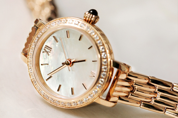 簡約女士鋼帶款式腕表定做貨源供應(yīng)