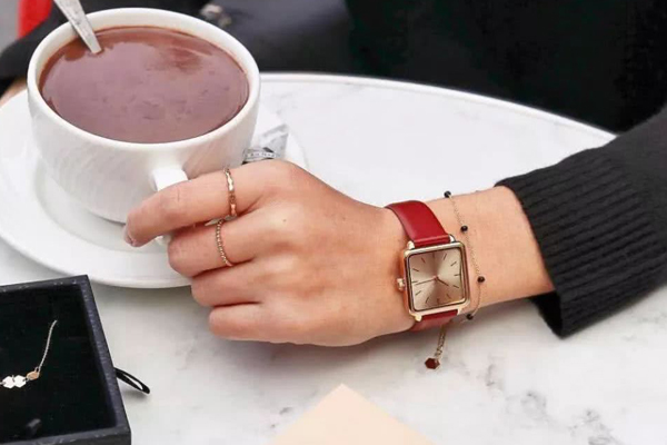 穩(wěn)達時商務女士小方表定制手表廠商一手貨源