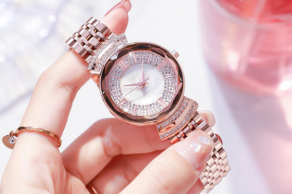 穩(wěn)達(dá)時(shí)輕奢鑲鉆女士商務(wù)石英手表廠家自產(chǎn)供應(yīng)