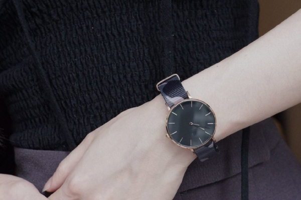 簡(jiǎn)約網(wǎng)帶手表款式 更多定制設(shè)計(jì)就在穩(wěn)達(dá)時(shí)