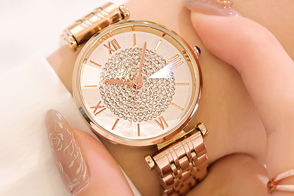 經(jīng)典滿鉆玫瑰金腕表
